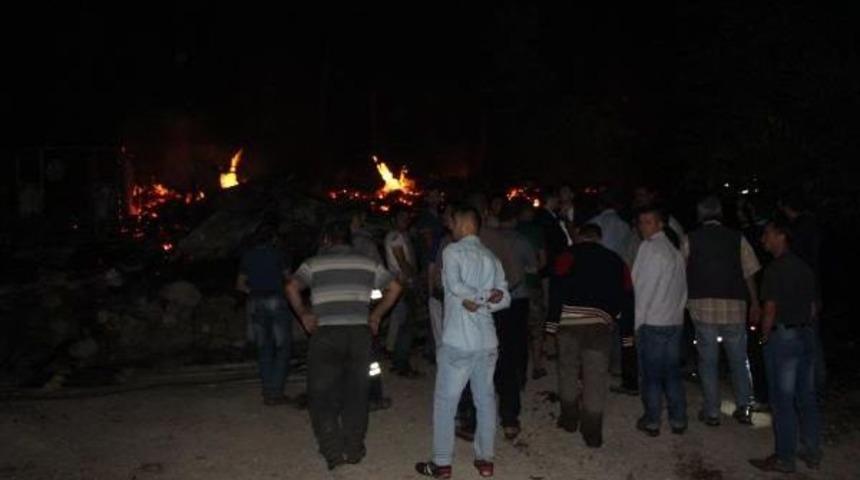 K&ouml;y Alevlere Teslim Oldu, 7 Ev Ile 5 Ahır Yandı