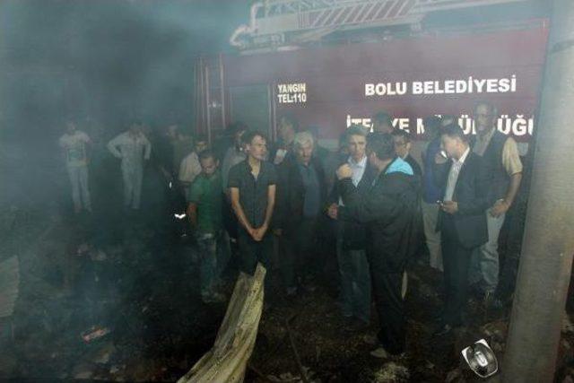 K&ouml;y Alevlere Teslim Oldu, 7 Ev Ile 5 Ahır Yandı 1