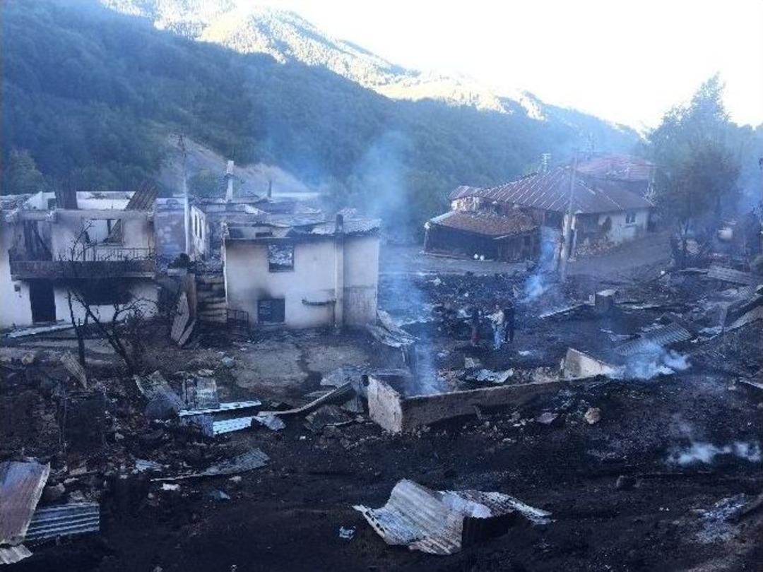 Bolu&rsquo;da 7 Ahşap Ev Ve 8 Samanlık Yandı (2)