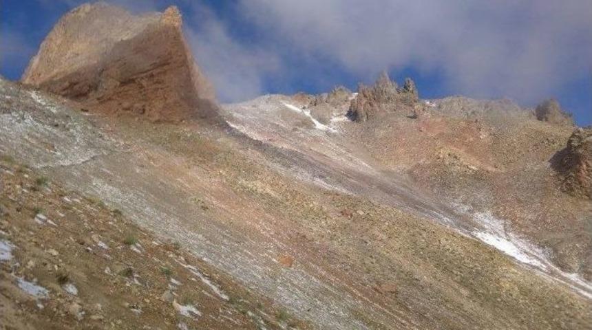 Erciyes&rsquo;e Ağustos&rsquo;ta Yağan Karı B&ouml;yle G&ouml;r&uuml;nt&uuml;lediler