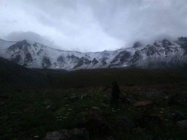 Erciyes&rsquo;e Ağustos&rsquo;ta Yağan Karı B&ouml;yle G&ouml;r&uuml;nt&uuml;lediler 1