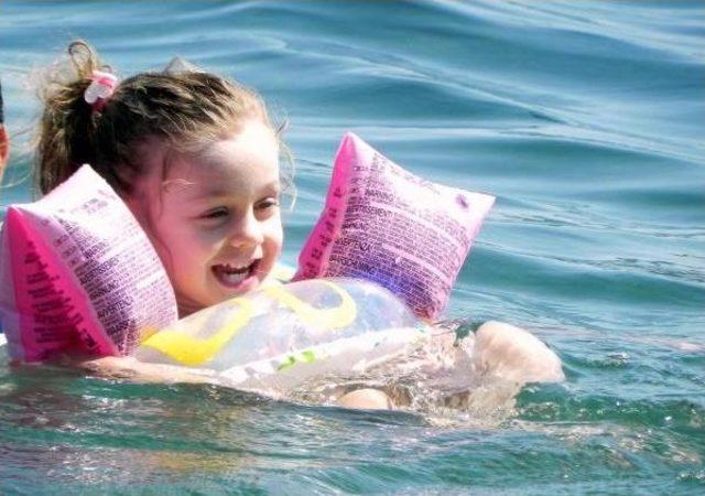 Sıcaktan Bunalanlar Buzlu K&ouml;p&uuml;kle Serinledi 1