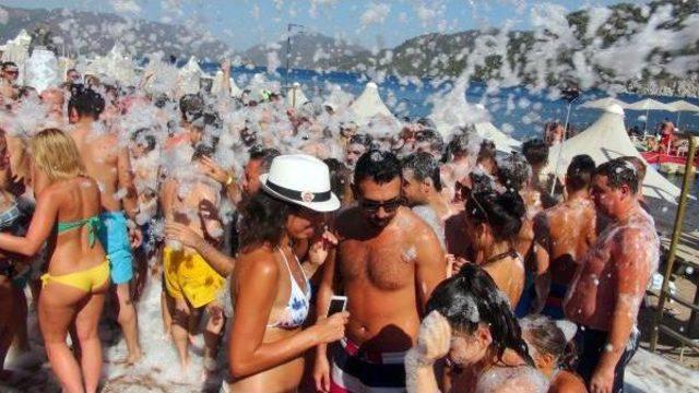 Sıcaktan Bunalanlar Buzlu K&ouml;p&uuml;kle Serinledi 2