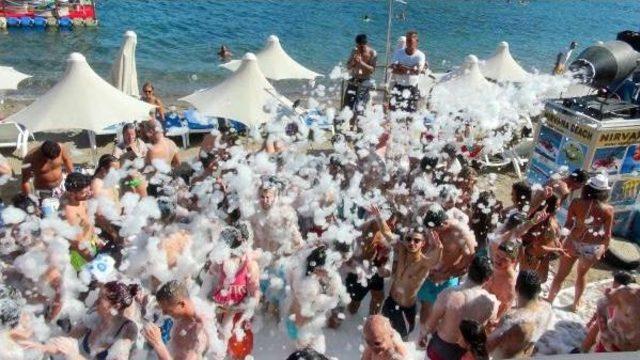 Sıcaktan Bunalanlar Buzlu K&ouml;p&uuml;kle Serinledi 3