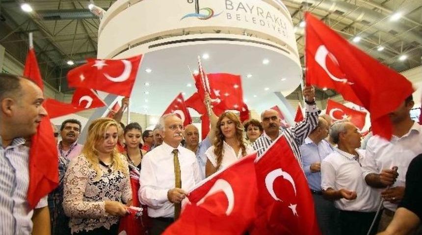 Bayraklı Standı Kırmızı Beyaza B&uuml;r&uuml;nd&uuml;