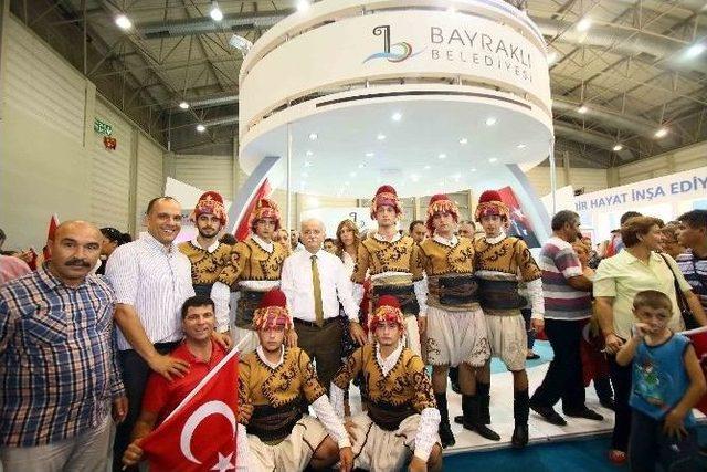 Bayraklı Standı Kırmızı Beyaza B&uuml;r&uuml;nd&uuml; 1