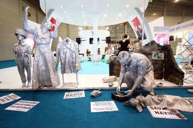 Bayraklı Standı Kırmızı Beyaza B&uuml;r&uuml;nd&uuml; 2