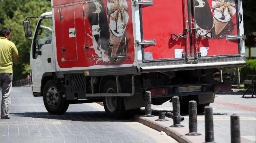 Kaldırım İşgal Ederek Bir Engel De Sen Olma