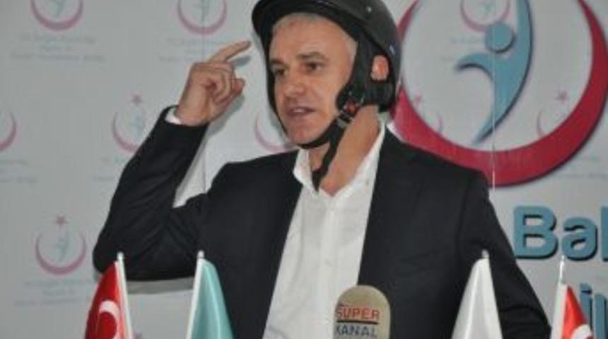 Milletvekili Kask Takıp Motosiklet S&uuml;r&uuml;c&uuml;lerini Uyardı