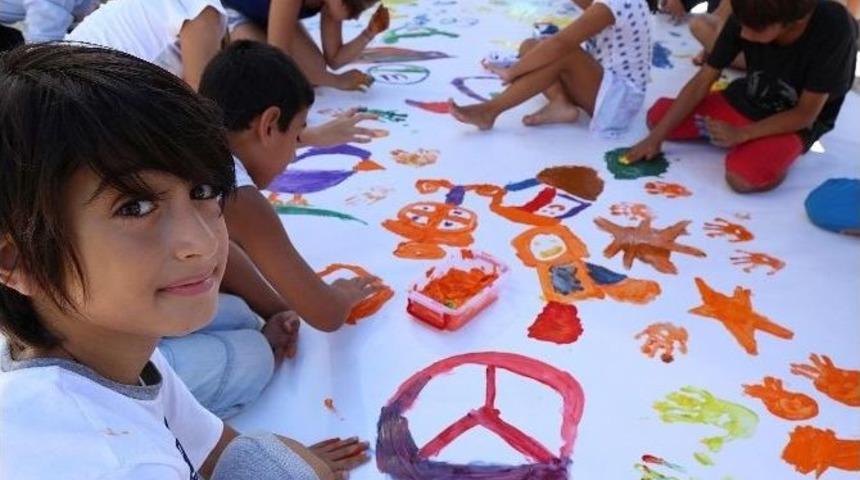 Minik Eller Barışı Boyadı