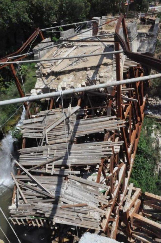 Tarihi Dandalaz Köprüsü Restorasyonda Yıkıldı