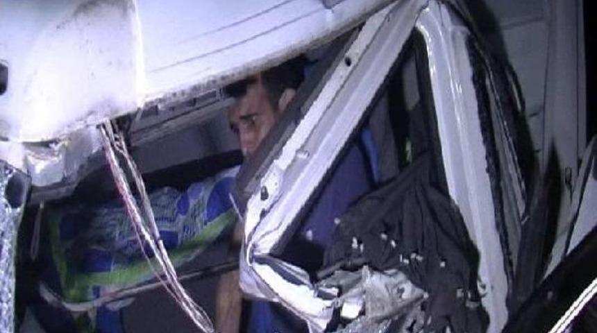 Direksiyon Ve Koltuk Arasına Sıkışan Şof&ouml;r, 1 Saatte Kurtarıldı