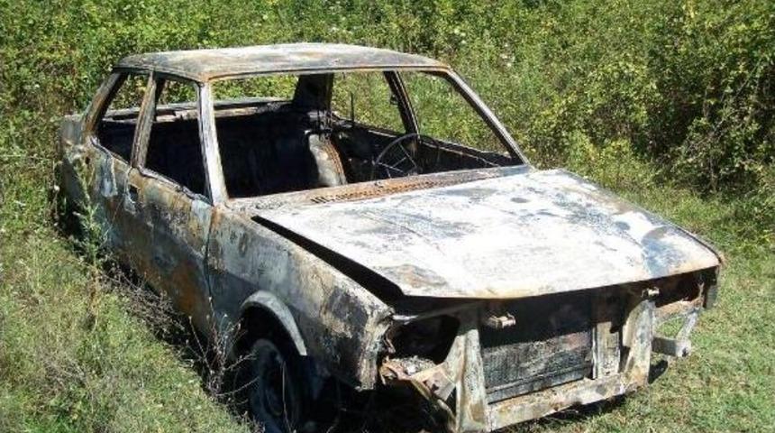 Park Halindeki 2 Otomobil Aynı Anda Yandı