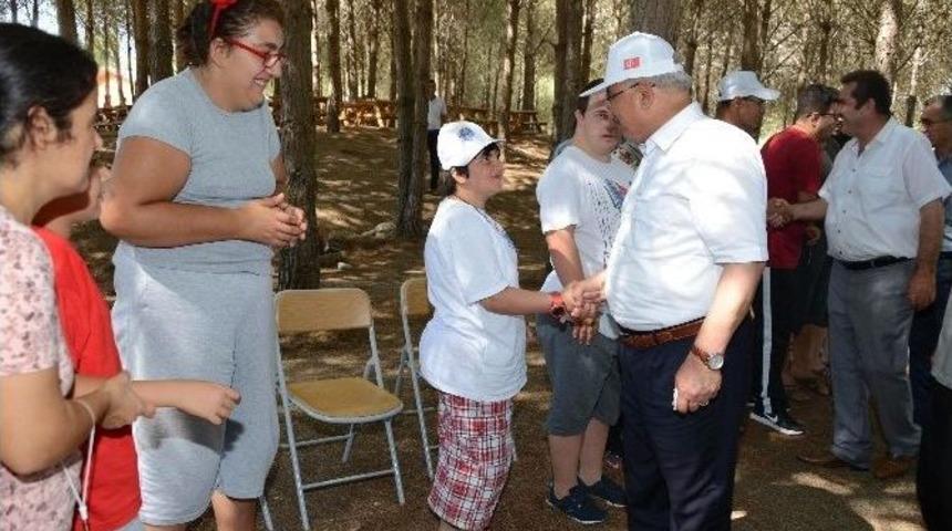Başkan Kocamaz, Kamptaki Engelli Gen&ccedil;lerle Bir Araya Geldi