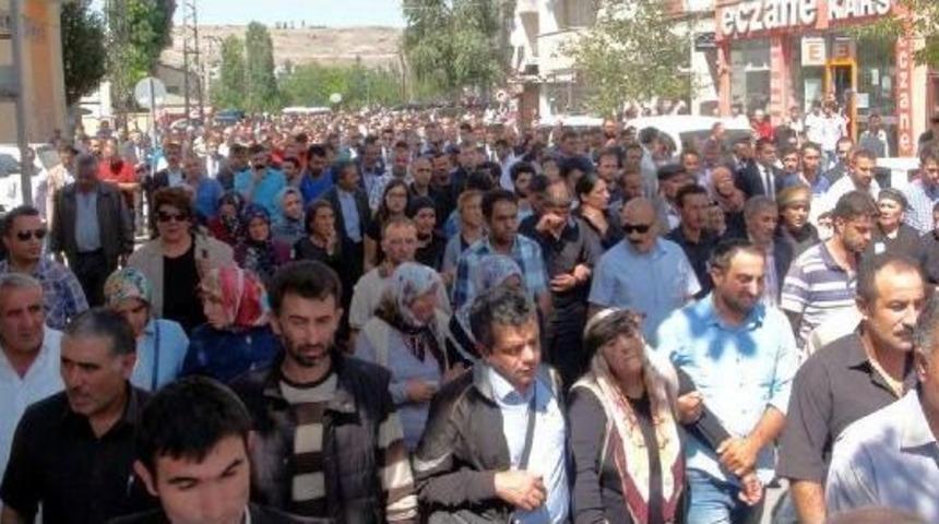 Şehit Polis, Bir Hafta &Ouml;nce &Ouml;len Annesinin Yanına Defnedildi