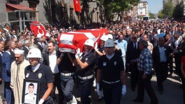 Şehit Polis, Bir Hafta &Ouml;nce &Ouml;len Annesinin Yanına Defnedildi 3