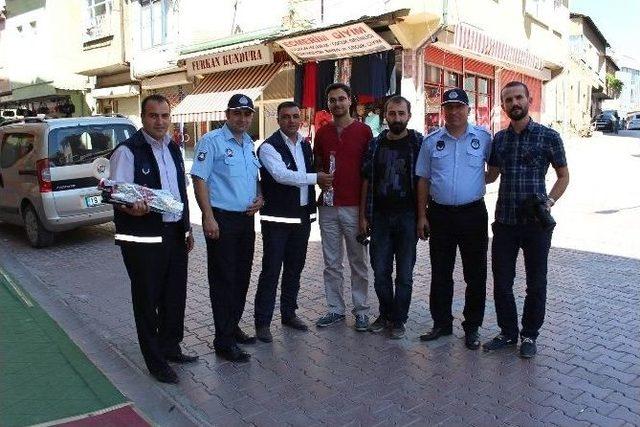 Sungurlu Zabıtası Esnafa Karanfil Dağıttı 1