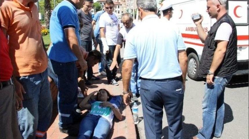 &Ccedil;&ouml;p Kamyonunun &Ccedil;arptığı Yaralı &Ccedil;ocuklara Askerler M&uuml;dahale Etti