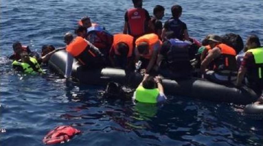 8'i &Ccedil;ocuk 30 Suriyeli'yi &Ouml;l&uuml;mden Sahil G&uuml;venlik Kurtardı