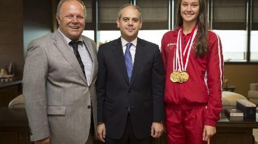 Bakan &Ccedil;ağatay Kılı&ccedil;, 4 Altın Madalya Kazanan Milli Y&uuml;z&uuml;c&uuml; Viktoria Zeynep G&uuml;neş'i Kabul Etti