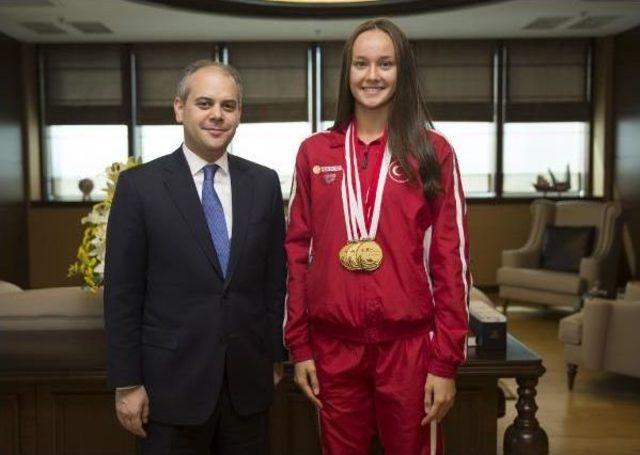 Bakan Çağatay Kılıç, 4 Altın Madalya Kazanan Milli Yüzücü Viktoria Zeynep Güneş'i Kabul Etti
