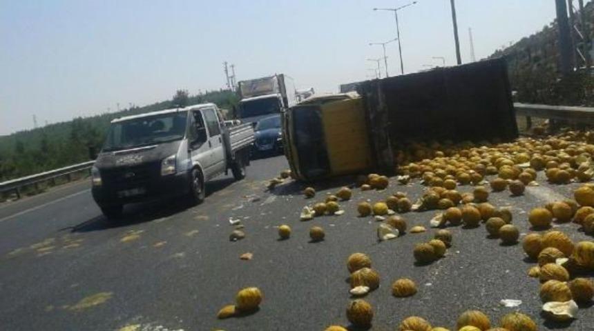 Kavun Y&uuml;kl&uuml; Kamyonet Devrildi, Otoyol Trafiği Kilitlendi