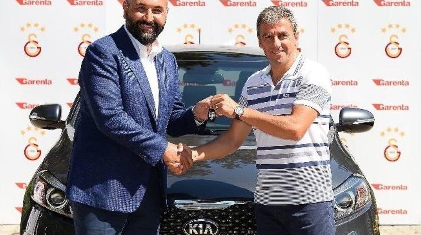 Hamzaoğlu&rsquo;na Araba Hediye Edildi