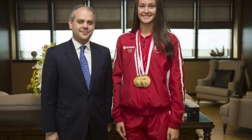Bakan Kılı&ccedil;, Milli Y&uuml;z&uuml;c&uuml; Vıktorıa Zeynep G&uuml;neş&rsquo;i Kabul Etti
