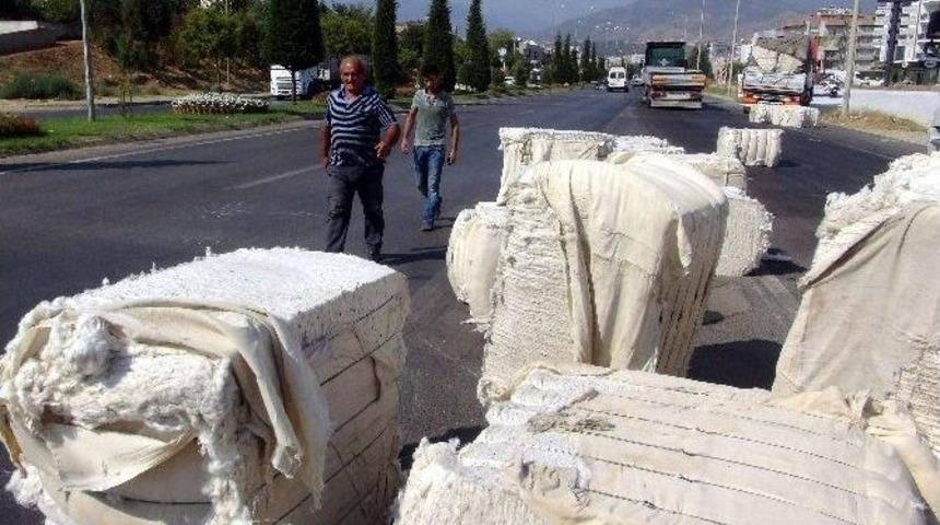 Viraja Hızlı Giren Tırdaki Pamuk Balyaları Yola Savruldu