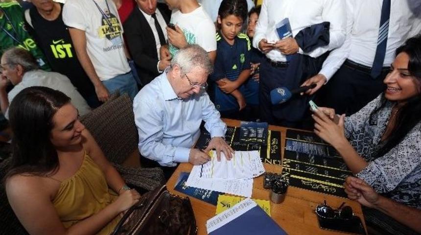 Fenerbah&ccedil;e&rsquo;de Başkan Ve Futbolcular Taraftarlarla Buluştu