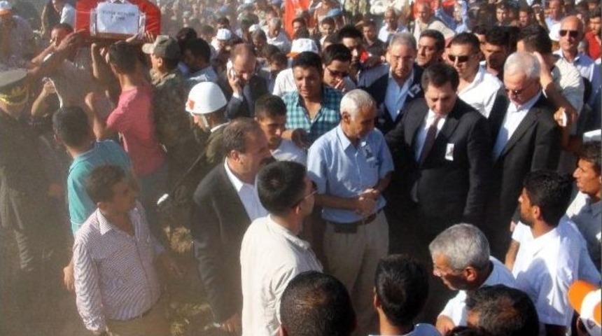 Şehit Oğlunun Y&uuml;z&uuml;n&uuml; Son Kez G&ouml;rmek İstedi