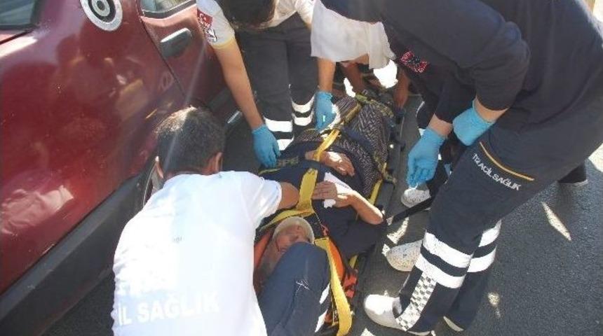 Yayaya &Ccedil;arpmamak İsteyen Otomobiller &Ccedil;arpıştı: 2 Yaralı