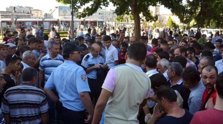 Ş&uuml;pheli &Ccedil;antadan Kıyafet &Ccedil;ıktı