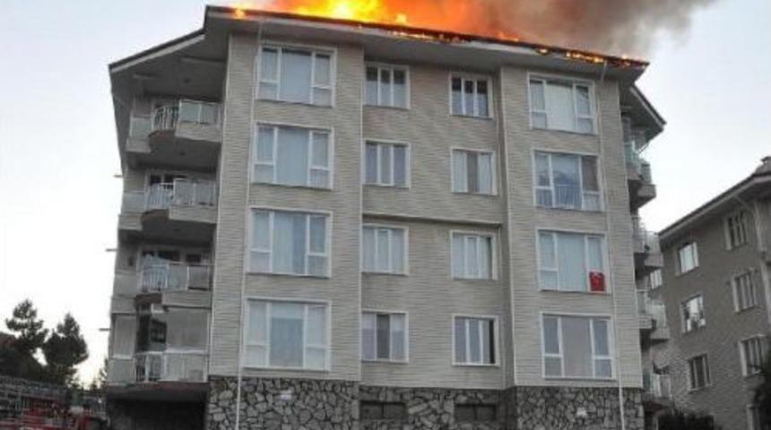 &Ccedil;atı Yangınında 2 Kadın Ile 1 Bebek Itfaiye Merdiveniyle Kurtarıldı