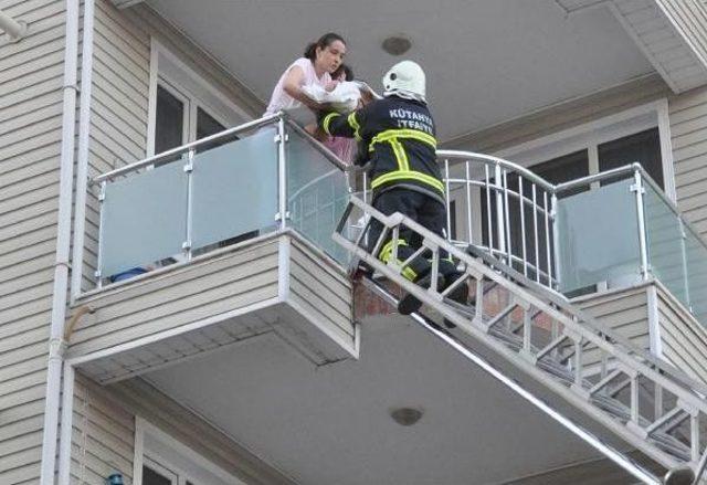 Çatı Yangınında 2 Kadın Ile 1 Bebek Itfaiye Merdiveniyle Kurtarıldı