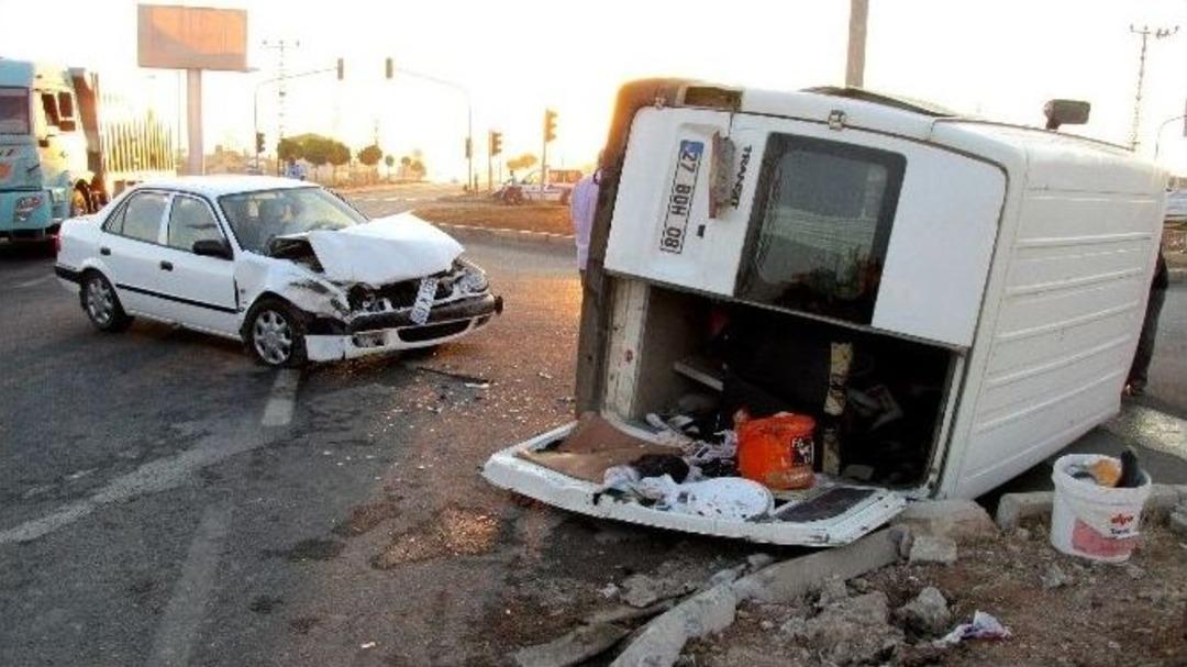 Tarım İş&ccedil;ilerini Taşıyan Minib&uuml;s Kaza Yaptı: 4&rsquo;&uuml; &Ccedil;ocuk 10 Yaralı