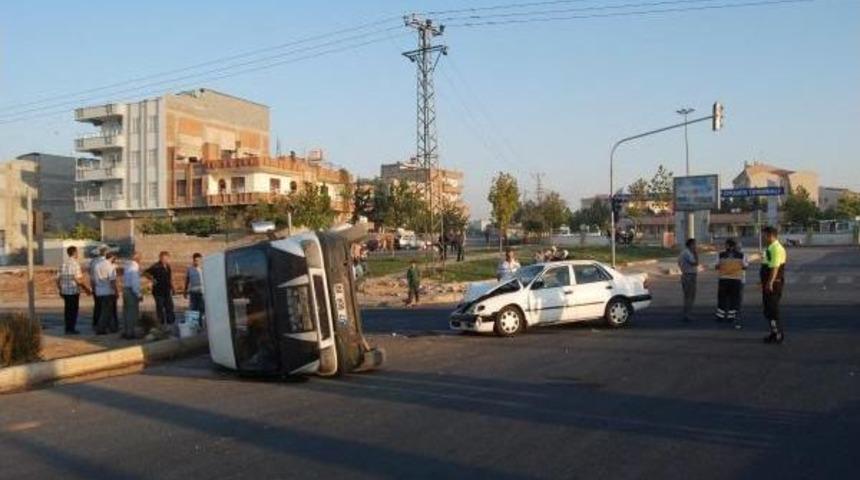Tarım Iş&ccedil;ilerini Taşıyan Minib&uuml;s Otomobille &Ccedil;arpıştı: 11 Yaralı