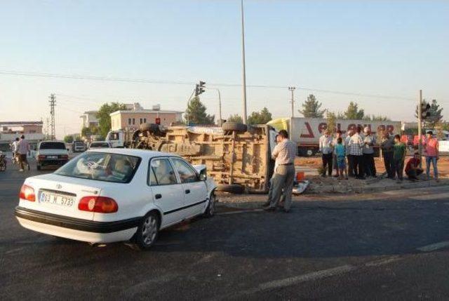 Tarım Işçilerini Taşıyan Minibüs Otomobille Çarpıştı: 11 Yaralı