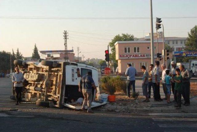 Tarım Işçilerini Taşıyan Minibüs Otomobille Çarpıştı: 11 Yaralı