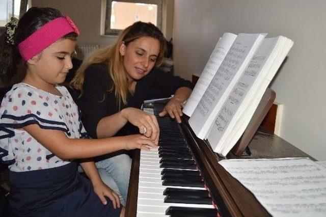 Piyanist Akiset Atan: &ldquo;şırnak M&uuml;zik Ve Sanatla G&uuml;zelleşsin&rdquo; 1