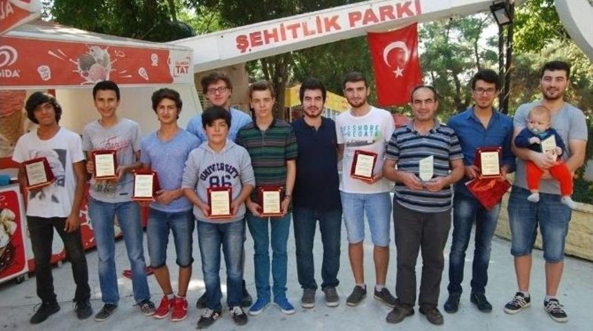 Park İşletmecisinden Garsonlarına Plaket Jesti