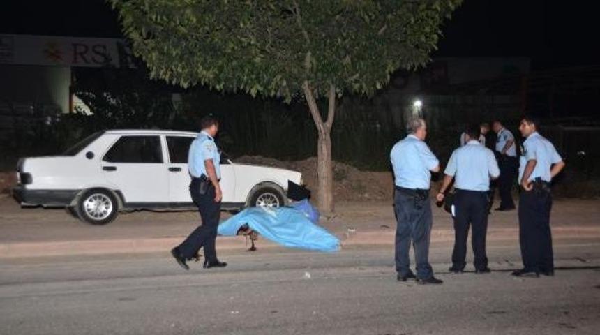 Otomobilin &Ccedil;arpıp, 700 Metre S&uuml;r&uuml;klediği Bisikletteki 2 Kişi &Ouml;ld&uuml;
