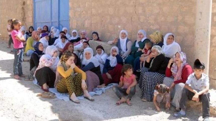 Diyarbakırlı Şehit Polisin K&ouml;y&uuml;nde K&uuml;rt&ccedil;e Ağıtlar Yakıldı