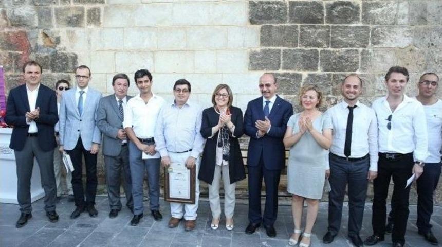 Kapalı Spor Salonu Projesinde Dereceye Girenler &Ouml;d&uuml;llendirildi