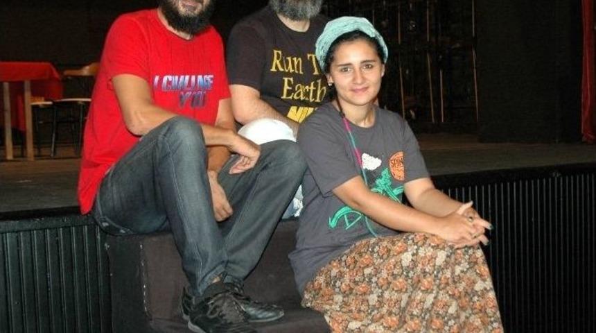 Erzurum Devlet Tiyatroları Sezonu H&uuml;lleci&rsquo;yle A&ccedil;acak