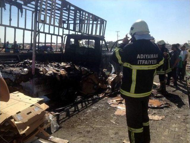 Karton Yüklü Kamyonet Alev Alev Yandı