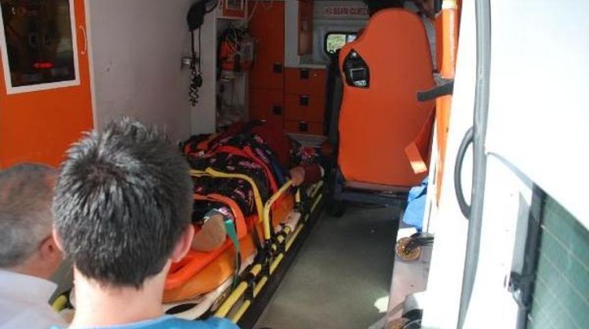 Otomobil Bariyerlere &Ccedil;arptı: 3'&uuml; &Ccedil;ocuk 7 Yaralı