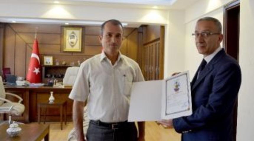 Emekli Olan Polise Emniyet M&uuml;d&uuml;r&uuml;nden Teşekk&uuml;r Belgesi