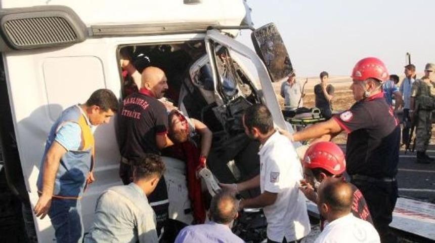 Şanlıurfa'da Kamyonet Ile Tır &Ccedil;arpıştı: 1 &Ouml;l&uuml;, 1 Yaralı