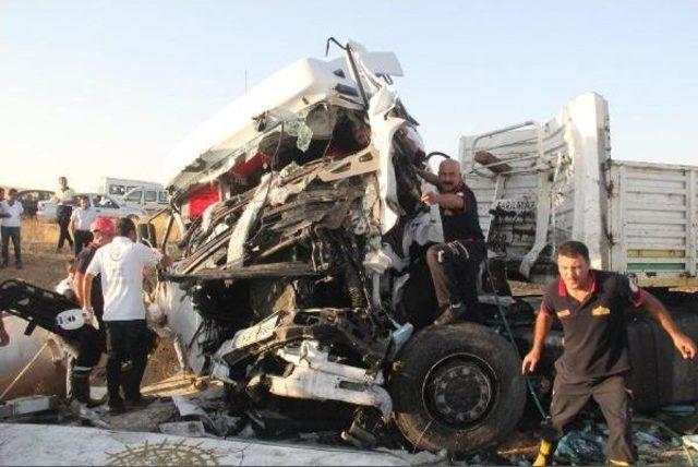 Şanlıurfa'da Kamyonet Ile Tır Çarpıştı: 1 Ölü, 1 Yaralı